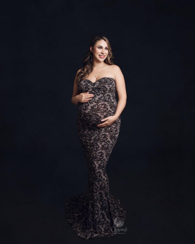 Stunning mom-to-be, absolutely glowing!🤩