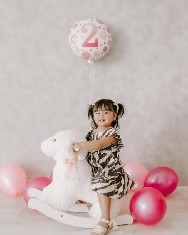 I don’t offer cake smash sessions for toddlers over 1 year old because they’re harder to keep in one spot, and the background is too small.😂

But don’t worry! Our family session is perfect for toddlers. With our beautiful feature walls, they can run and play freely while we capture adorable, candid photos. 😊